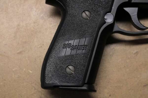 Sig Sauer P229 40 S&W DA/SA Police Trade-in Pistols with Rail (Very Good Condition) - Image 5
