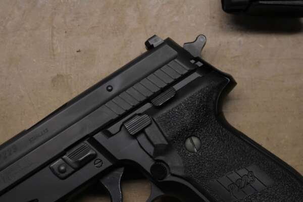 Sig Sauer P229 40 S&W DA/SA Police Trade-in Pistols with Rail (Very Good Condition) - Image 4