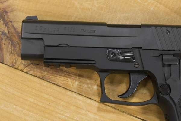 Sig Sauer P226R 40 S&W DA/SA Police Trade-Ins (Very Good Condition) - Image 4